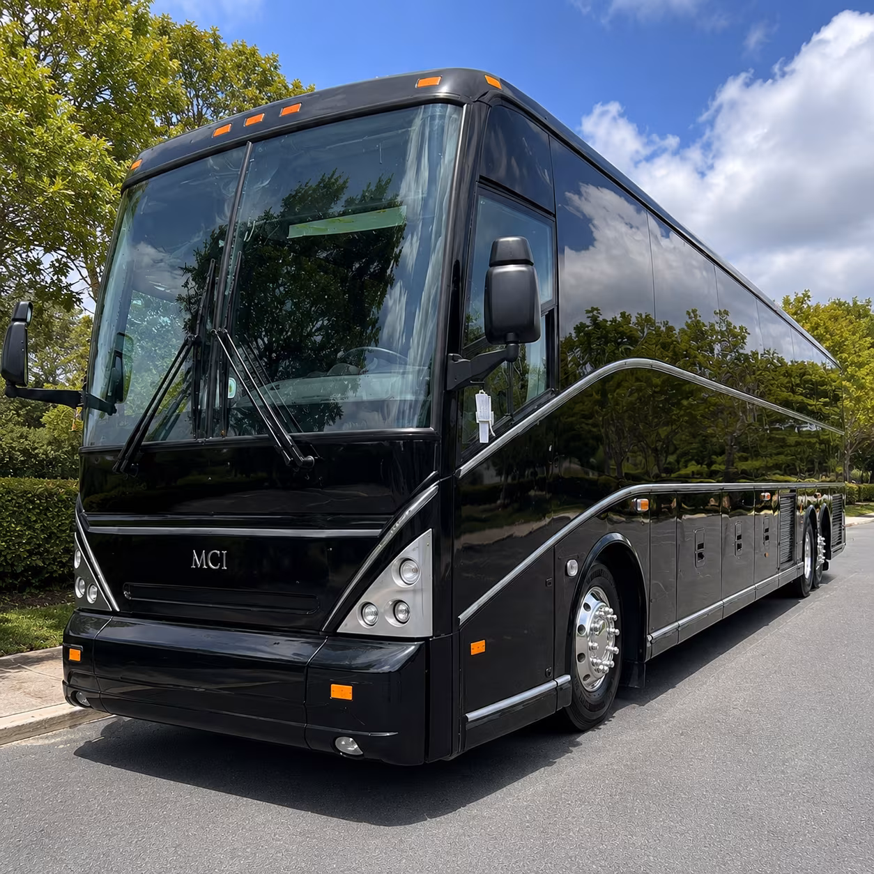 airport shuttle buses to and from louis armstrong new orleans international airport